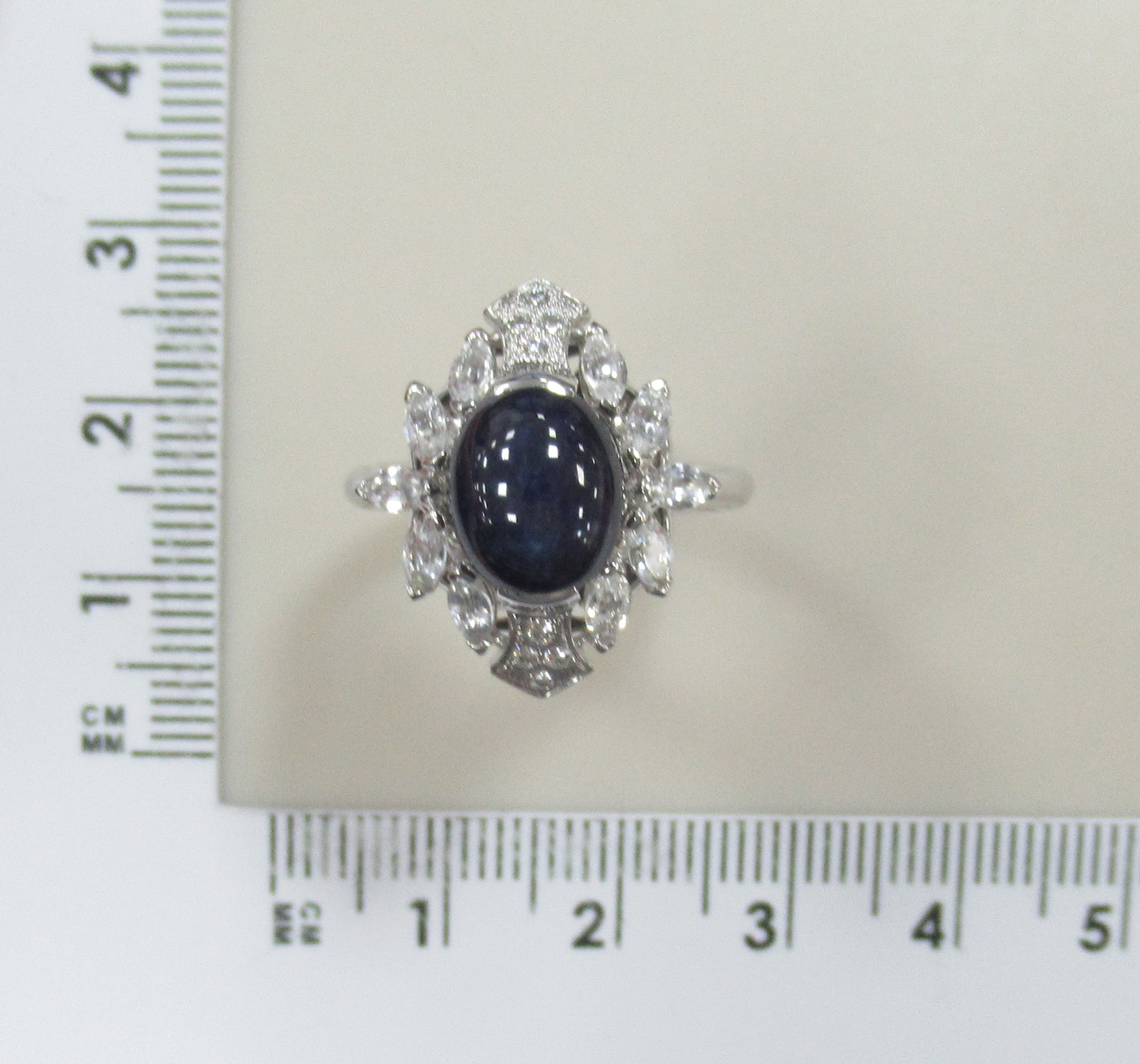 Кольцо из белого золота со звездчатым сапфиром